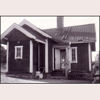 Sparreholm station bostadshus 1952. Bilden kommer från Bygdeband.se och uppges visa "bostadshus 9A 1952. Troligtvis är det banvaktstuga nr 522 som har byggts om till 2 rum och kök. Huset revs 1952." Uppgiften om stuga nr 522 är troligen inte korrekt. Dock kan banmästaren i Sparreholm ha bott i denna stuga innan ett särskilt bostadshus för banmästaren byggdes omkring 1905. Det nybyggda huset fick nummer 58B och så småningom 522B. Foto: Okänd. 