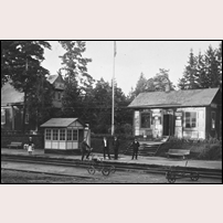 Velanda station på 1910-talet. Mannen som sitter på dressinen är banvakten i banvaktsstugan 78 Velanda Karl August Qvist. Foto: Okänd. 