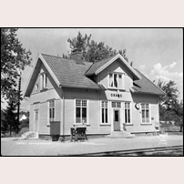 Gråbo station på en vykortsbild från omkring 1960. Sveriges Järnvägsmuseum uppger att den är från 1920-talet, men den uppgiften är uppenbart oriktig. Foto: Okänd. 