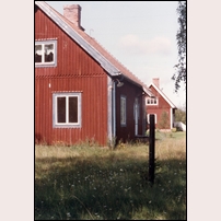 Gulåstjärn station den 21 augusti 1992. Närmast ligger stationshuset och längre bort ett bostadshus, hus 9. Foto: Jöran Johansson. 