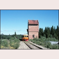 Gulåstjärn station den 18 juli 1991 eller mer exakt Gulå vattentag i stationens norra ände. Bilden är tagen i samband med Svenska Motorvagnsklubbens inlandsbaneresa.  Foto: Bengt Gustavsson. 