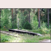 Siljansfors hållplats den 15 juli 2009. Det är märkligt att denna enkla hållplats ligger kvar trots att inga tåg använt den sedan 1969. Någon måste ha underhållit den. Foto: Bengt Gustavsson. 