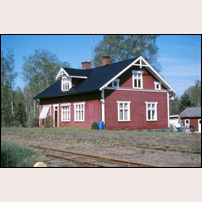 Hultanäs station den 21 maj 1999. Tegeltaket har ersatts av ett simpelt plåttak. Foto: Bengt Gustavsson. 