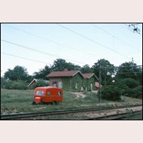 Attarp station den 16 juni 1978. Den röda husvagnen tjänstgjorde bl.a. som tågexpedition i händelse av bevakning av den då normalt obevakade stationen.  Foto: Bengt Gustavsson. 