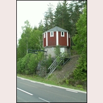 Hallanda station den 8 juni 2006. Det här trevliga vattentornet vårdas ömt trots att inga ånglok behövt ta vatten här på 60 år. Foto: Bengt Gustavsson. 