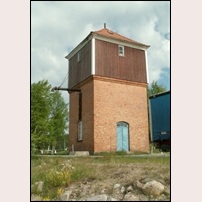 Sandaholm station den 8 juni 2006. Ett välhållet vattentorn är ett fint inslag i miljön. Foto: Bengt Gustavsson. 