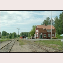 Svanskog station den 8 juni 2006. En T-semafor har satts upp liksom en vanprydande garagebyggnad. Foto: Bengt Gustavsson. 