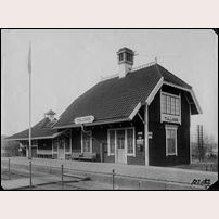 Tullinge gamla station, troligen ganska kort tid efter att den uppfördes 1903. Bild från Sveriges Järnvägsmuseum. Foto: Okänd. 