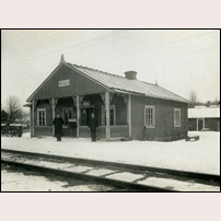 Möckeln station, första stationshuset 1915 eller 1916, då det ersattes av den byggnad som ännu finns kvar. Bild från Sveriges Järnvägsmuseum. Foto: Okänd. 