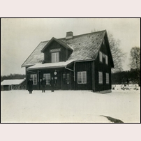 Möckel station, nya stationshuset som byggdes 1916 strax söder om det gamla. Bilden, från Sveriges Järnvägsmuseum, är troligen tagen då byggnaden just står färdig, kanske samtidigt som föregående bild. Foto: Okänd. 