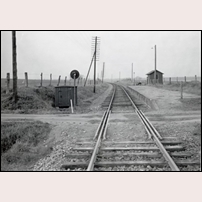 Österliaby hållplats i november 1957. Bilden som är hämtad från från Sveriges Järnvägsmuseum är tagen av personal vid SJ Signalsektion för att visa siktförhållandena vid vägövergången.  Foto: Okänd. 