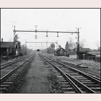 155 Solberga i november 1957, stugan till höger. Till vänster ligger 156 Solberga. Bilden är tagen av SJ Signalsektion för att visa hur gångvägen korsar bangården. Foto: Okänd. 