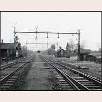 156 Solberga i november 1957, stugan till vänster. Till höger ligger 155B Solberga. Bilden är tagen av SJ Signalsektion för att visa hur gångvägen korsar bangården. Foto: Okänd. 