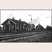 435 Nourtiokon är det mittre huset på denna bild av Nuortikon station. Närmast ligger stationshuset och längst bort bostadshuset 9A. Bilden är tagen mellan 1903 (då det första av exemplaret av loktypen på bilden levererades) och 1914 (då elektrifiering genomfördes). Bild från Sveriges Järnvägsmuseum. Foto: Okänd. 