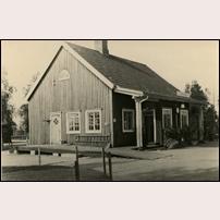 Nattavara station 1946. Bilden visar det andra stationshuset som uppfördes efter att det första brunnit ned 1922. Samma öde skulle drabba det här huset 1960. Bild från Sveriges Järnvägsmuseum. Foto: Okänd. 