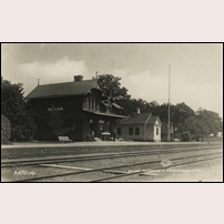 Källstorp station på 1920-talet. På den f.d. banvaktsstugan har det tidigare synliga teglet putsats och det gamla papptaket bytts mot tegel. Foto: Okänd. 