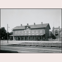 Svedala station omkring 1925. I bakgrunden syns Åbjörn Anderson & Co:s fabriksanläggning. Bild från Sveriges Järnvägsmuseum. Foto: Okänd. 