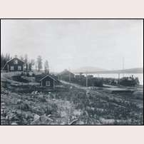 395B Sandträsk 1902. Det är det vänstra högt belägna huset som är banmästarstugan. Bild från Sveriges Järnvägsmuseum. Foto: Okänd. 