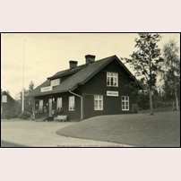 Håmojåkk station efter 1940. Bortom stationshuset skymtar banförmansstugan 461F. Bild från Sveriges Järnvägsmuseum. Foto: Okänd. 