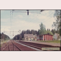 Furusjö station 1969. Den gamla stationsbyggnaden och plattformen låg bortom den korsande vägen. Bild från Sveriges Järnvägsmuseum. Foto: Okänd. 