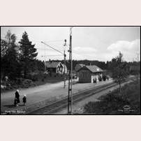 Furusjö station på 1930-talet. Det här är det äldsta stationshuset i dess ursprungliga läge. Att byggnaden ligger på östra/norra sidan framgår av skuggorna på marken och spårets krökning. Bild från Sveriges Järnvägsmuseum. Foto: Okänd. 