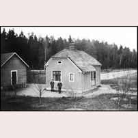 Hemfosa banvaktsstuga okänt år. Bild från Nynäs Järnvägsmuseums webbsida. Foto: Okänd. 