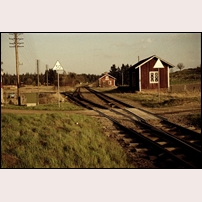 Höversby station från norr den 9 maj 1964. Till vänster går spåret ned till sjön Hövern. Det återstår bara några månader innan hela banan Norsholm - Åtvidaberg ska läggas ned.  Foto: Jöran Johansson. 