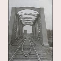 Bro över Sikåsån, byggd 1911. Bilden är tagen i sydlig riktning. Bortom bron syns vattentornet vid Sikåsåns vattentag. Bild från Sveriges Järnvägsmuseum. Foto: Okänd. 