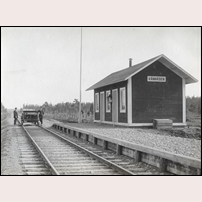 Kännåsen hållplats, troligen vid tiden för banans öppnande för trafik, d.v.s 1911. Bild från Sveriges Järnvägsmuseum. Foto: Okänd. 