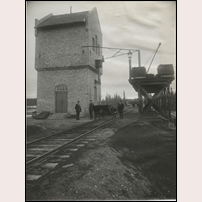 Gulåstjärn station med kol- och vattentag, enligt uppgift är bilden från 1910-talet. Motordressinen är av uråldrig modell så 1910-talet bör stämma. Bild från Sveriges Järnvägsmuseum. Foto: Okänd. 