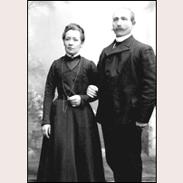 Banvakten Carl Örtberg (1865-1933) och hans hustru i andra äktenskapet Selma Gustafva Gustafsson (1870-1912). Foto från 1904. Bilden hämtad från Bygdeband. Foto: Axel Blomgren, Klippan. 
