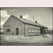 Halmstad Norra station, nya stationshuset, gatusidan 1935. Bild från Sveriges Järnvägsmuseum. Foto: Okänd. 