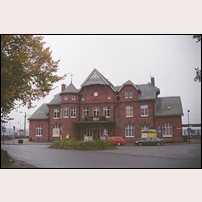 Sölvesborg station, gatusidan den 17 oktober 2015. En pampig och väl bevarad byggnad. Foto: Olle Alm. 
