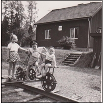 533 Vallsjö okänt år. På bilden ses Ivan Petterssons barn (fr.v.) Siv, Stig och Svante. Deras kusin Gunilla Bratreit har bidragit med bilden.  Foto: Okänd. 