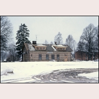 Hamneda station den 10 mars 1979. Utbyggnaderna på taket på bangårdssidan har tillkommit efter att byggnaden upphört att vara stationshus. Foto: Bengt Gustavsson. 