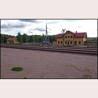 Daglösen station den 2 augusti 2016. Till vänster ligger ett av de två kvarvarande boställshusen. Foto: Olle Thåström. 