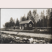 Näcksjön hållplats 1928. Banan öppnades samma år och på bilden är hållplatsen ännu inte riktigt klar att ta emot anstormningen av resande. Bild från Sveriges Järnvägsmuseum. Foto: Okänd. 