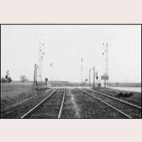 325 Toftaholm låg här, till höger om järnvägen och bortom vägövergången, men när bilden togs 1958 hade den varit borta många år. Fotoriktning norrut. Bild från Sveriges Järnvägsmuseum. Foto: Okänd. 