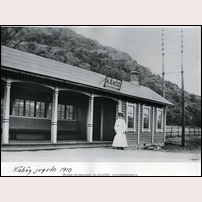 Kåhög hållplats 1910. Ursprungligen fanns inte den öppna vänthallen utan den tillkom vid någon senare tidpunkt, okänt när. Bild från Sveriges Järnvägsmuseum. 		 Foto: Okänd. 