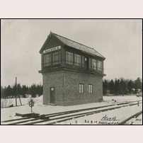 Älvsjö station den 20 februari 1919, norra ställverket (nr 2). Från sin upphöjda position kunde ställverksvakten skåda ut över bangårdens komplicerade nät av spår och växlar, som han måste känna till i detalj. Bild från Sveriges Järnvägsmuseum. Foto: Axel Swinhufvud. 