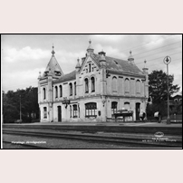 Harplinge station efter 1936. Byggnaderna vid Västkustbanan kännetecknades av en storslagen och genomtänkt arkitektur. Foto: Okänd. 