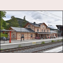 Åre station den 9 augusti 2016. Bergknallen i bakgrunden är Totthummeln. Det nya resecentrumet skymtar till höger. Foto: Bengt Gustavsson. 