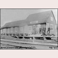 Kiruna provisoriska station efter att det gamla stationshuset brunnit ned 1915 och ett nytt var under uppförande. Bild från Sveriges Järnvägsmuseum. Foto: Okänd. 