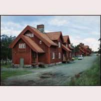 Kiruna C omkring 1980. Fyra sexfamiljshus uppfördes 1910 efter ritningar av Folke Zettervall, SJ:s chefsarkitekt. Bild från Sveriges Järnvägsmuseum. Foto: Okänd. 
