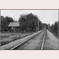298B Boden den 27 juni 1926. Det är inte mycket man ser av själva banvaktsstugan, den närmaste byggnaden är uthuset som hörde till. Bild från Sveriges Järnvägsmuseum. Foto: Okänd. 