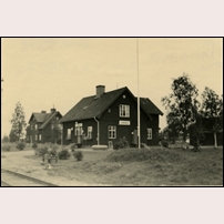 Linaälv station på 1950-talet. I bakgrunden ses banvaktsstugan 456-457 Linaälv. Bild från Sveriges Järnvägsmuseum. Foto: Okänd. 