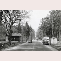 765 Valje i april 1957. Bilden är tagen av SJ Signalsektion för att belysa säkerhetsanordningarna i vägövergången och då har banvaktsstugan kommit med på köpet. Foto: Okänd. 