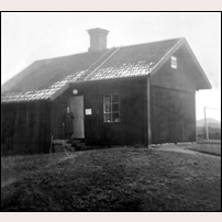 232 Kramsta 1942. Kvinnan vid dörren är Augusta Englund (1885-1943), gift med banarbetaren Per Erik Englund. Foto: Okänd. 