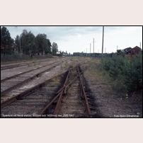 Neva station den 23 augusti 1967. Smalspåret har inte trafikerats på fem år och därmed är Nevas storhetstid ett minne blott. Foto: Björn Elthammar. 