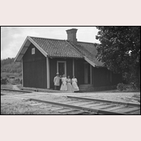 21 Bodås okänt år med banvakten Alfred Andersson och hans husru Anna samt två okända damer. Bild från Digitalt Museum - Länsmuseet Gävleborg. Foto: Josef Eriksson. 